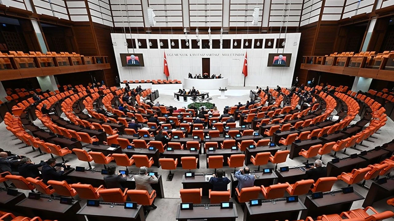 İbrahim Tatlıses'in eski eşi siyasete atıldı! İşte rozetini taktığı parti