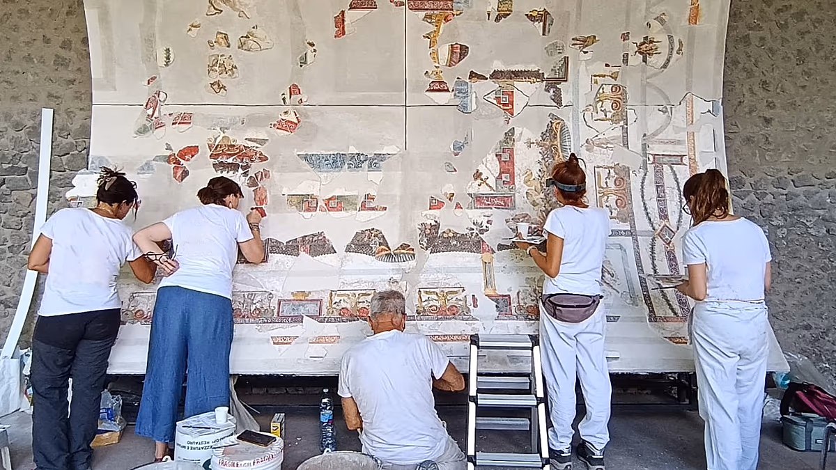 Pompeii'de freskli ziyafet salonu tavanı sergilendi, restorasyon sürüyor