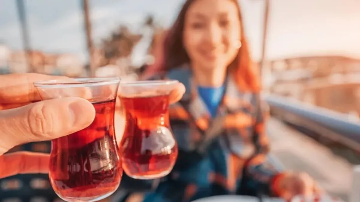 Çay içerken sağlığınızdan olabilirsiniz, aman dikkat! Tavşan kanı renk için bakın ne yapmışlar