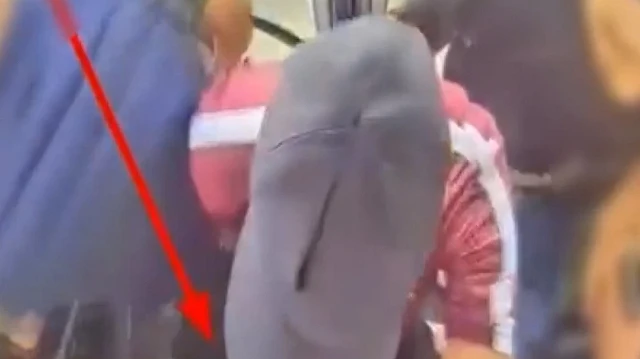 Metrobüste yankesicilik kamerada: Yoğunluğu fırsat bildi cep telefonu çaldı