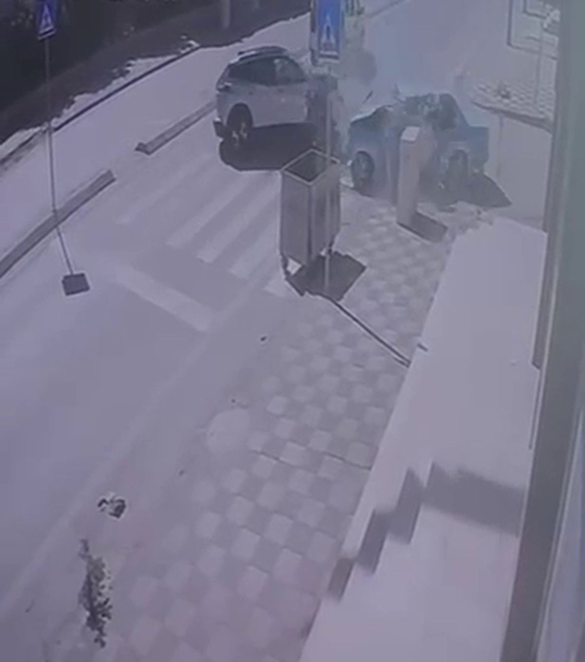 Karşı şeride geçen otomobilin ciple çarpıştığı kaza kamerada: 3 yaralı