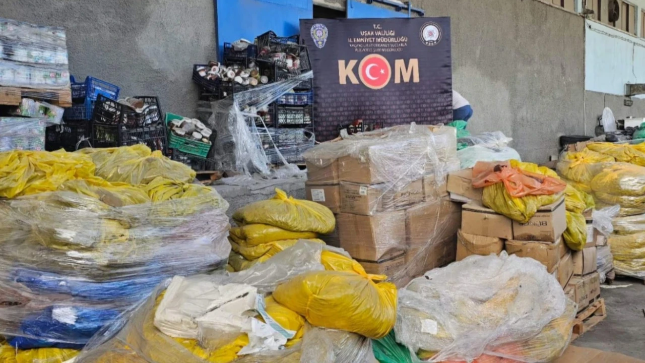Tarihi geçmiş tonlarca çikolata bulundu