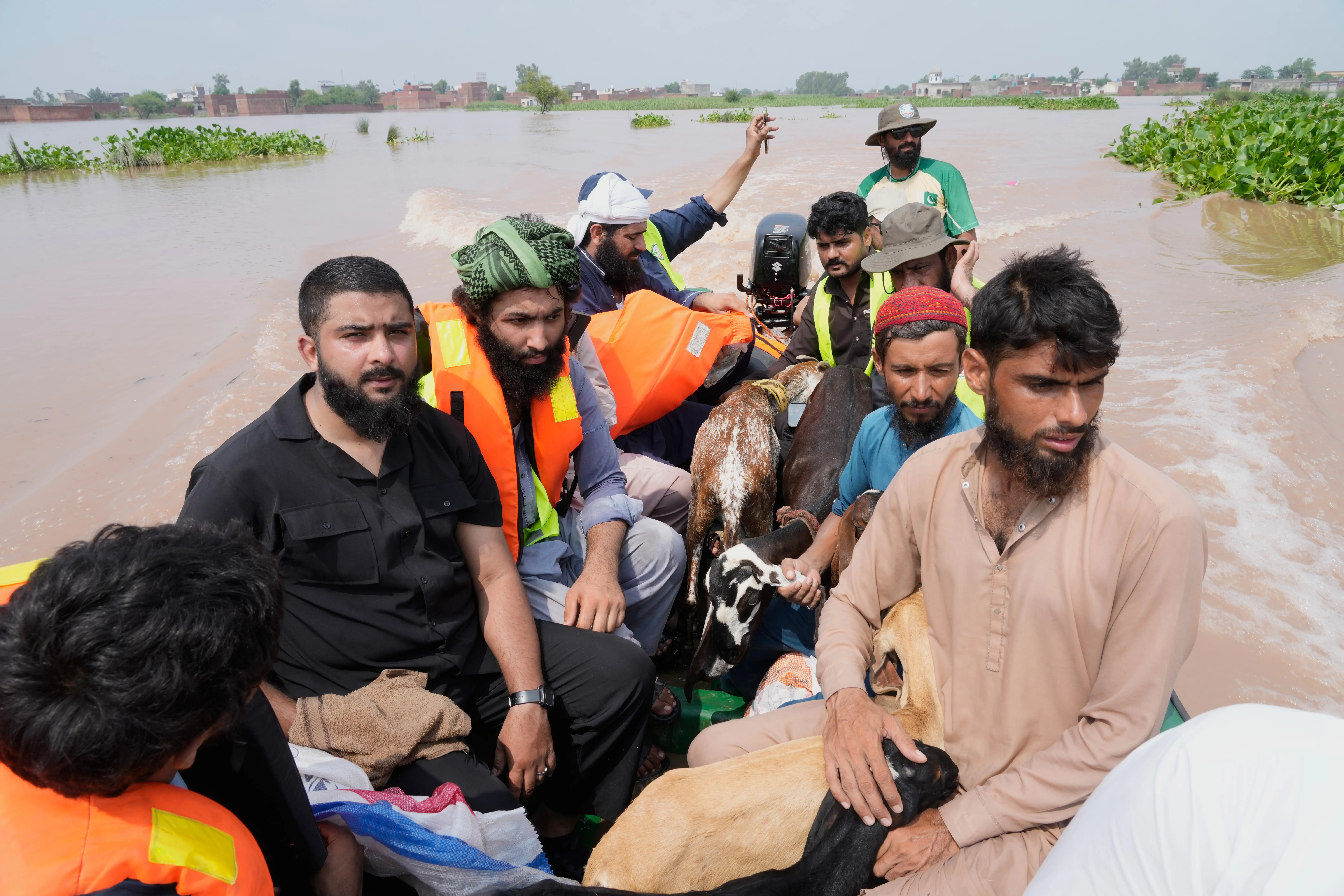 Pakistan'da sel felaketi 109 can aldı
