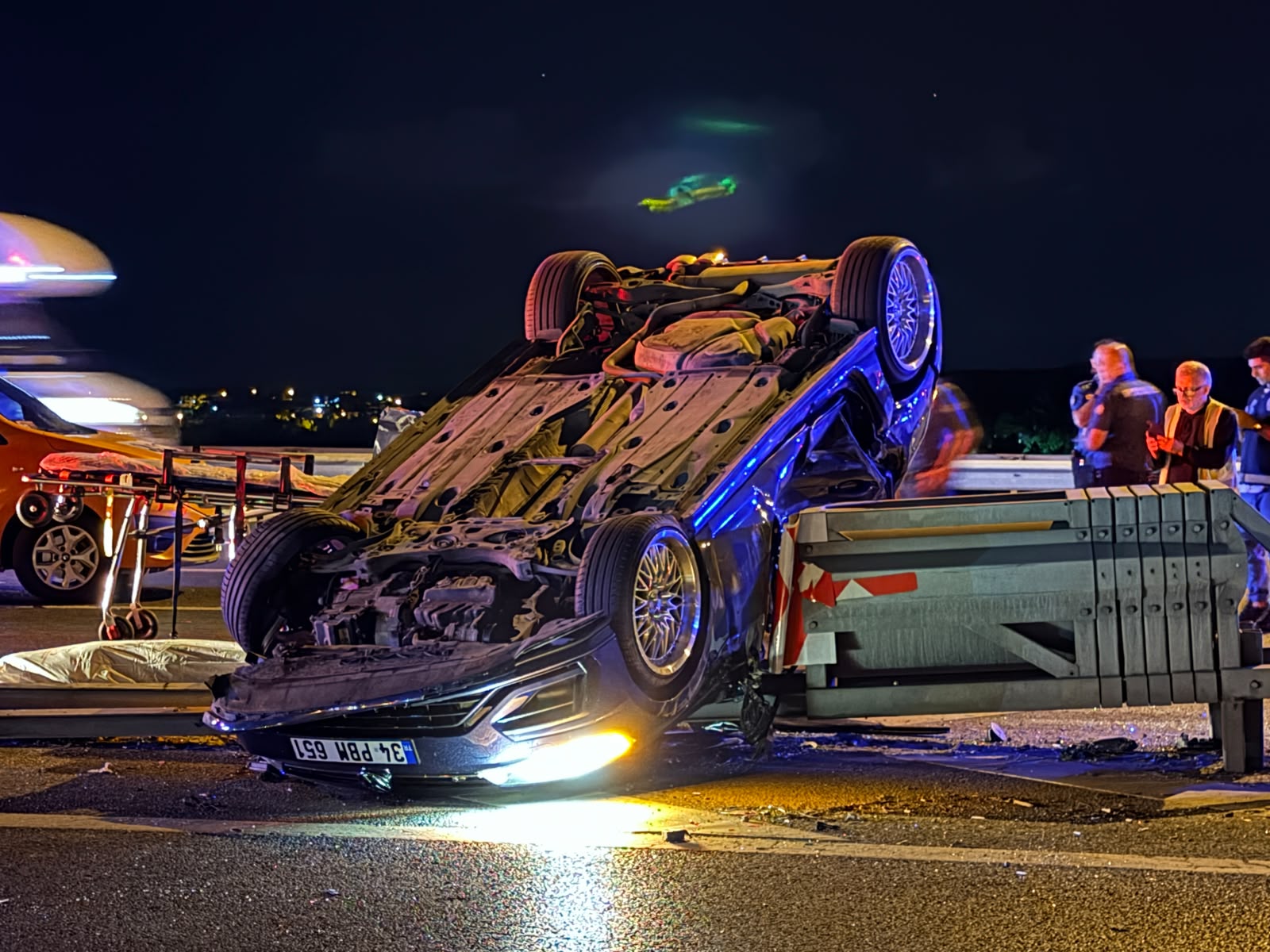 Minibüse çarpan otomobil takla atıp bariyere saplandı. 1 kişi öldü, 2 yaralı