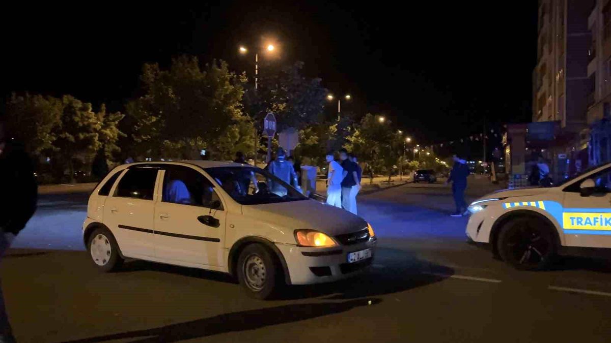 Kayseri'de otomobille motosiklet çarpıştı: 1'i ağır 2 yaralı