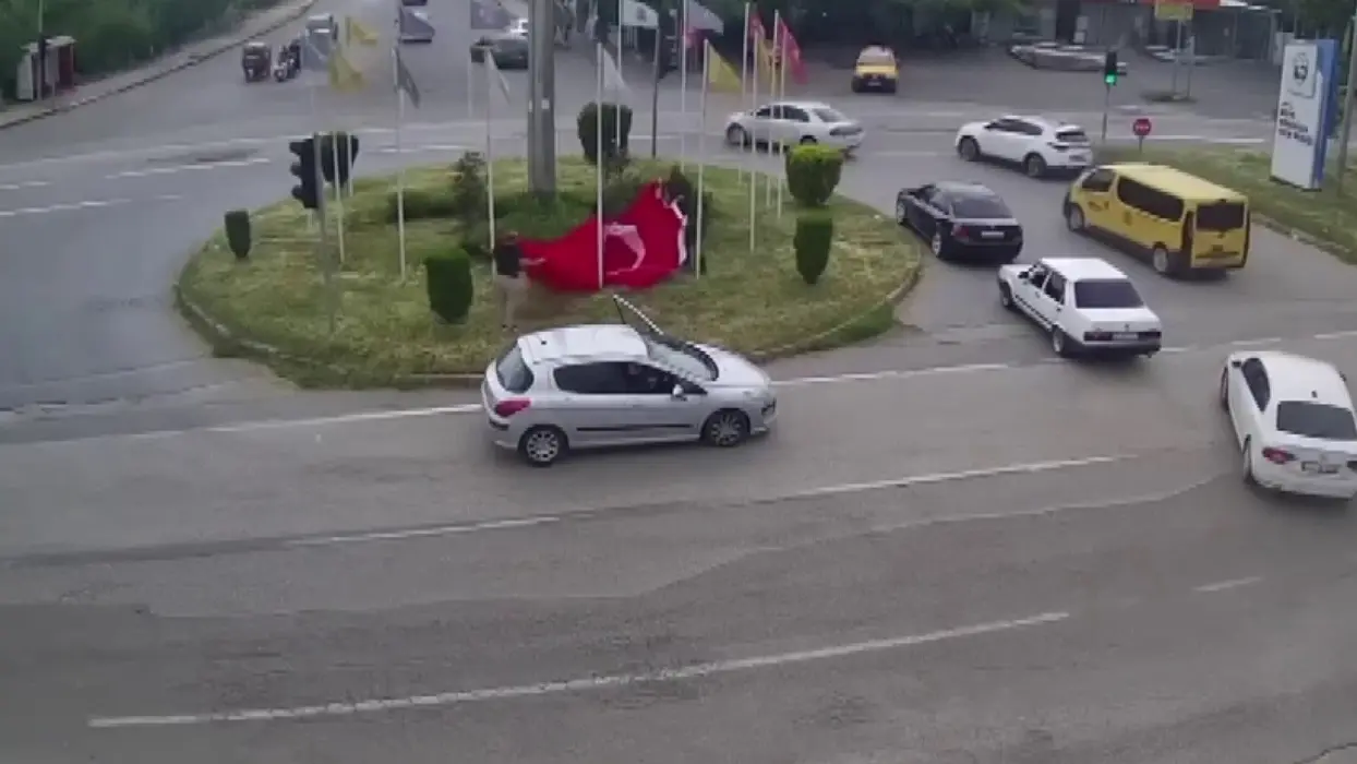 Gurur veren refleks! Düşen Türk bayrağını saniyeler içinde kaldırdılar