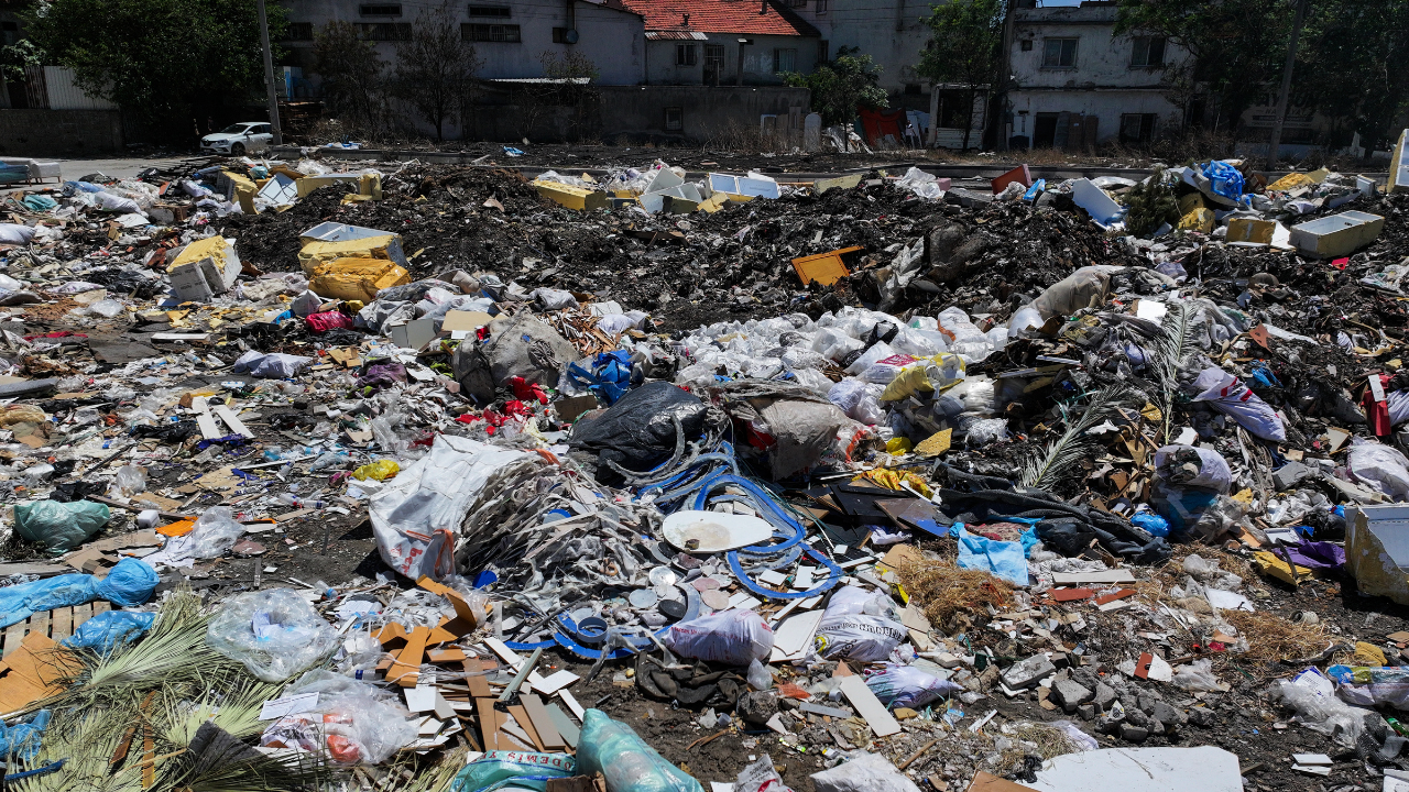 İzmir'de Karabağlar Sanayi Sitesi'nde oluşan atık yığınlarına tepki