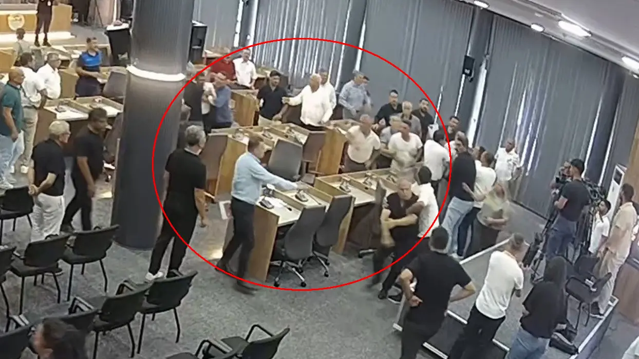 CHP'li başkandan vandallık: AK Partili üyeye saldırmaya kalktı