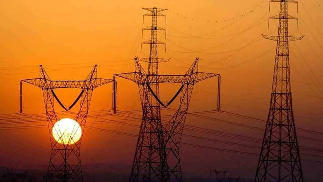 Elektrikte dikkat çeken tablo: Üretim tüketimi aştı, zirve saat belli oldu