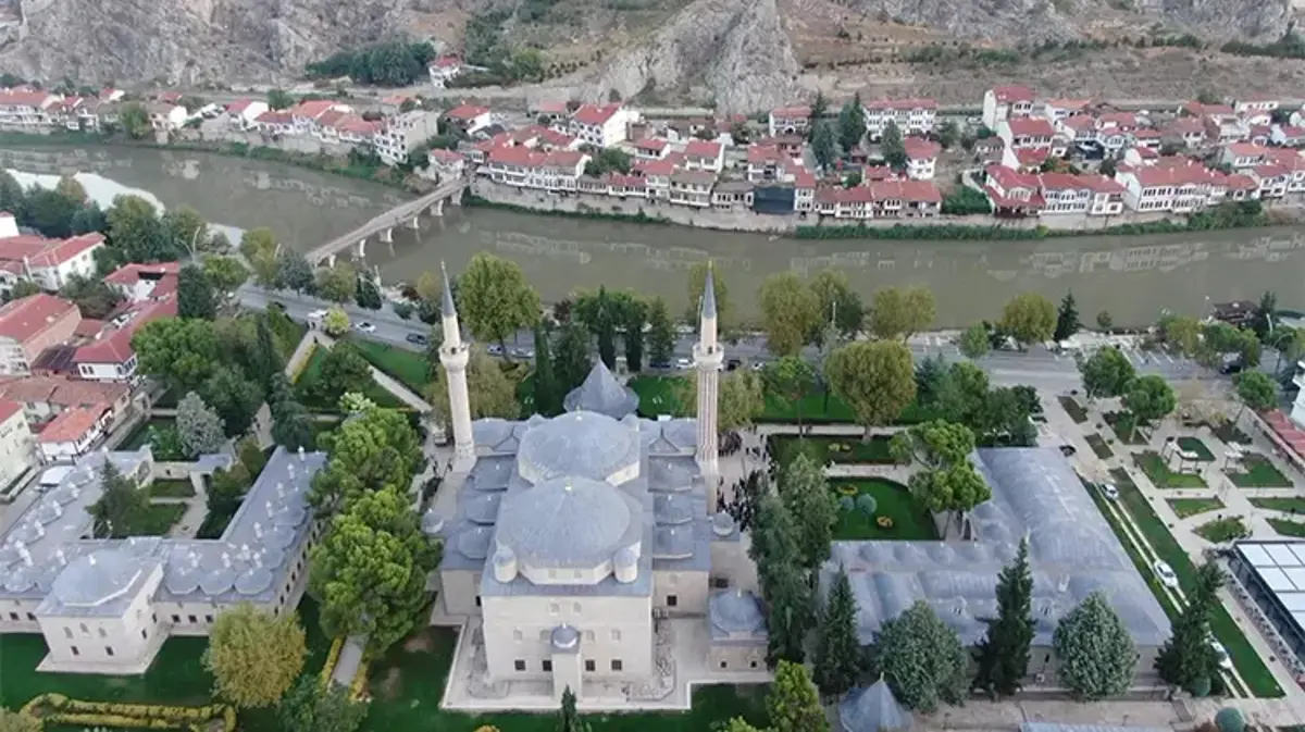 Şehzade özellikle yaptırmış! Dikkatli bakınca görülüyor, işte 540 yıllık caminin kapısındaki gizemli işaretin sırrı....