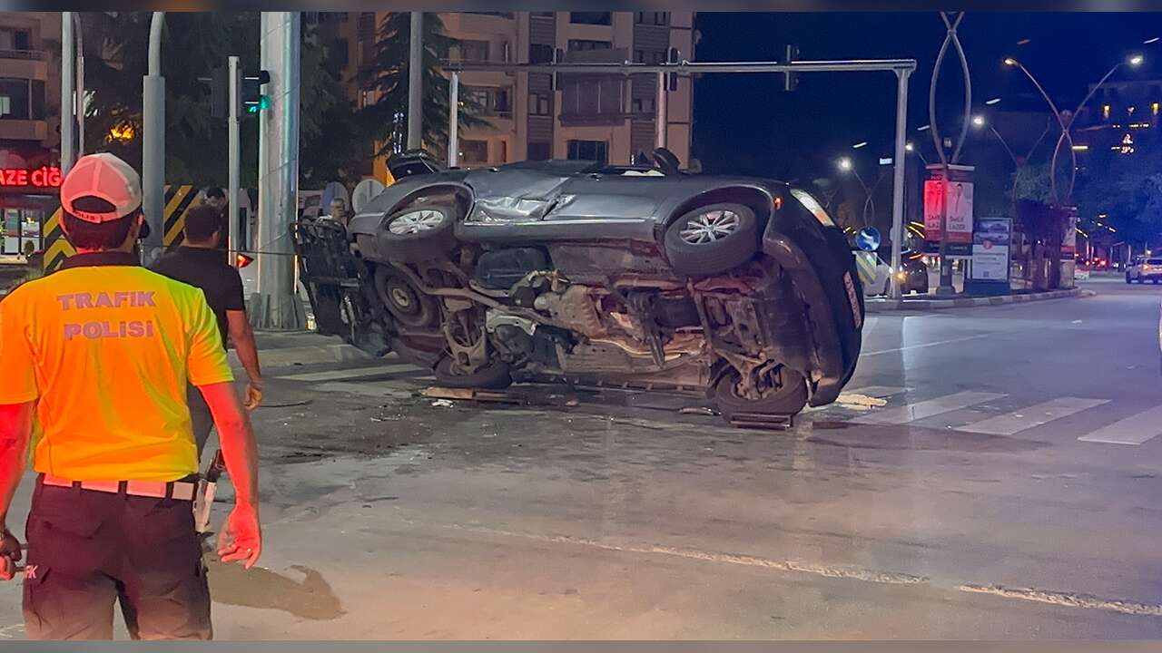 Elazığ'da feci çarpışma: Araç yan yattı
