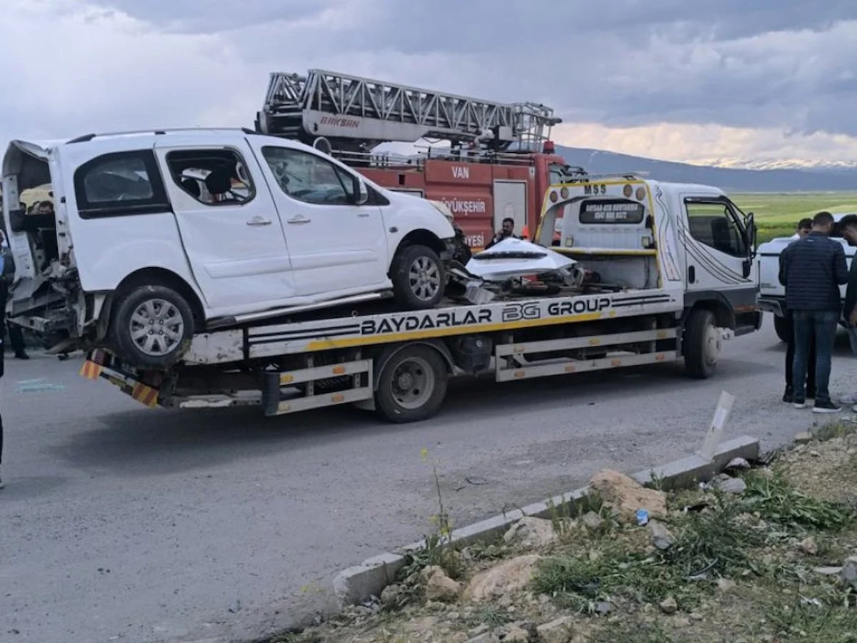 Van'da trafik kazası: Aynı aileden 4 can kaybı