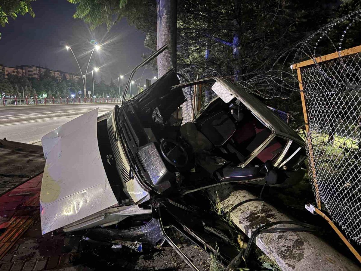 Kayseri'de kontrolden çıkan otomobil bahçeye uçtu: 3 yaralı