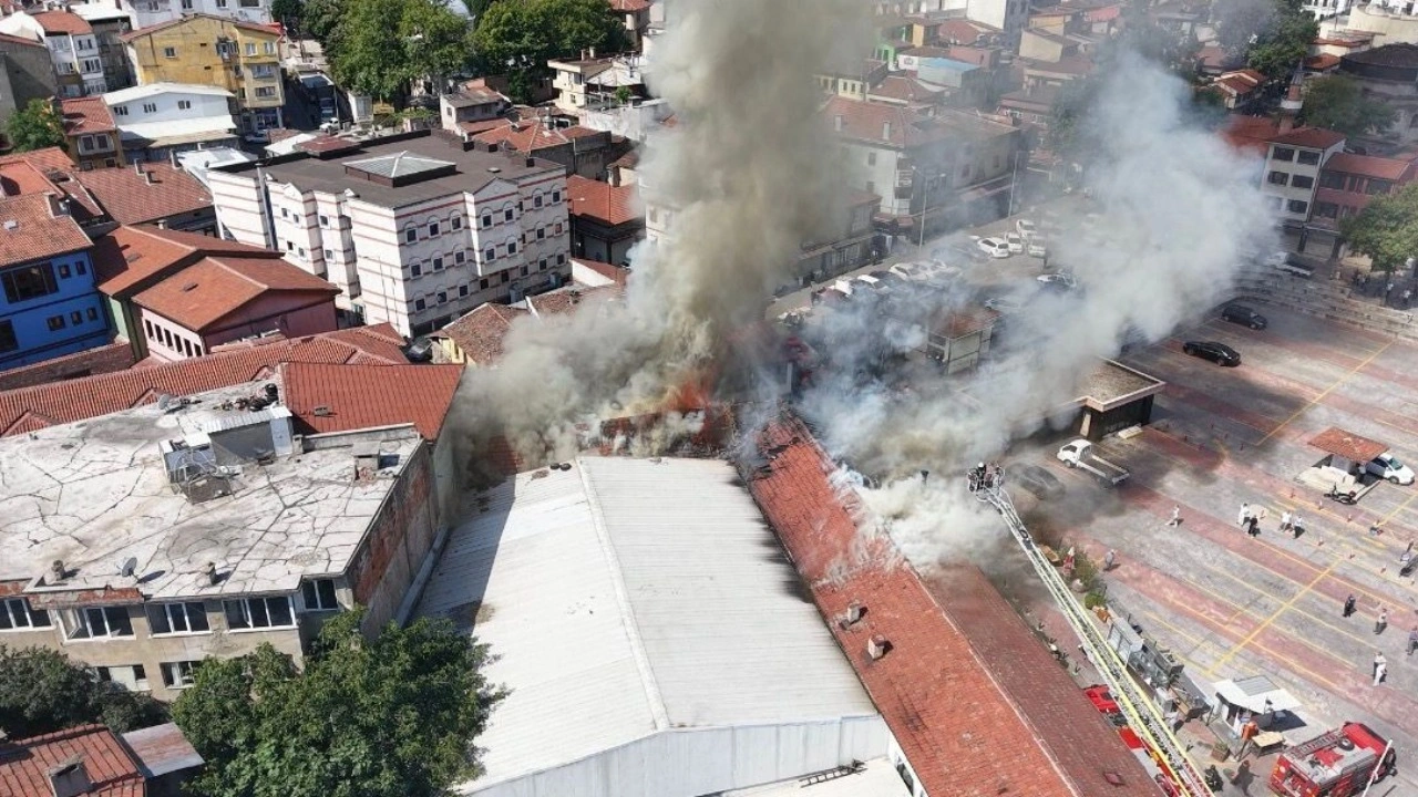 Bursa'nın 600 yıllık çarşısında yangın! Dumanlar kentin her noktasından görüldü