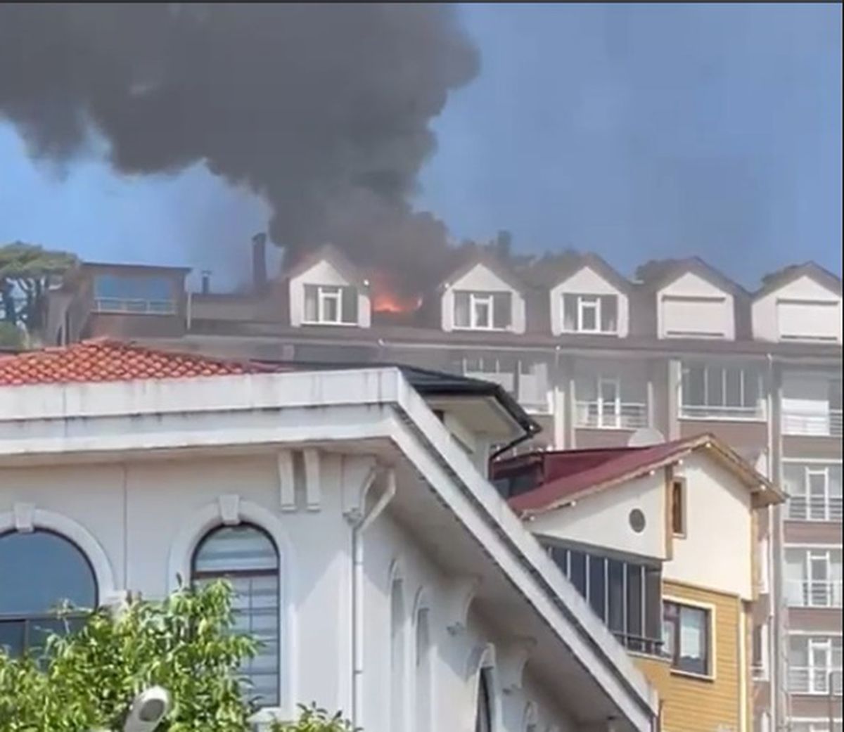Apartmanın çatısı alev alev yandı