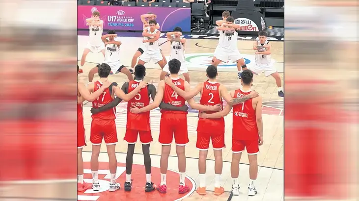 Haka dansına karşı kol kola