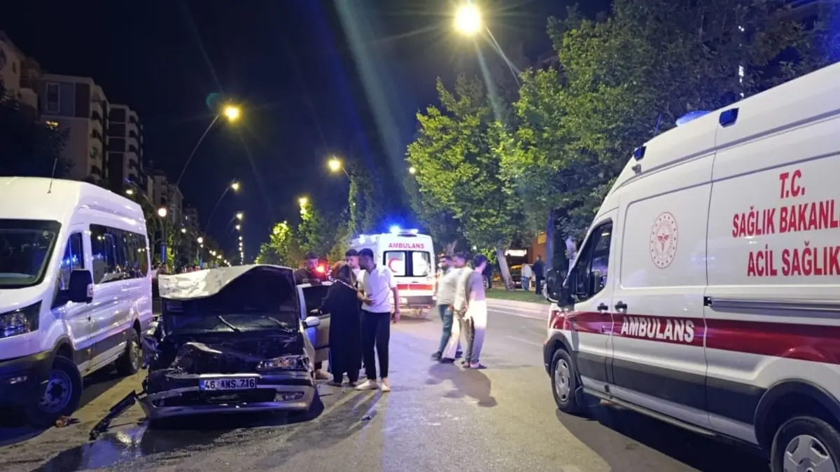Hız tutkusu pahalıya patladı! Yarış ve makas kazayla sonuçlandı