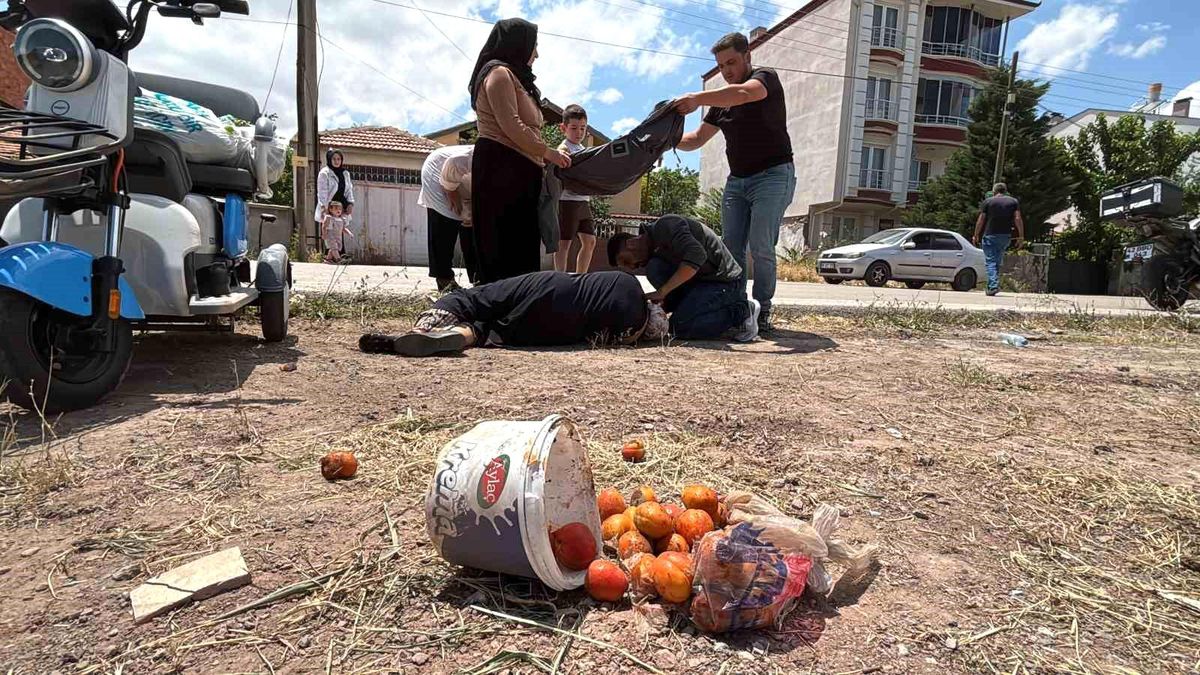 Yerde yatan yaralı kadına mont ile gölgelik yaptılar