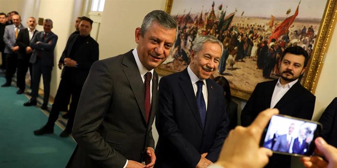 Bülent Arınç'tan Özgür Özel yorumu: Grup başkanlığı yasaldır