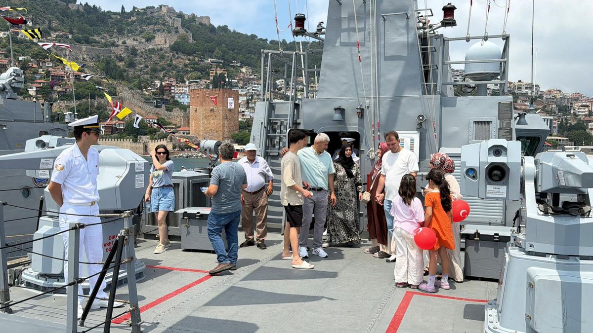 Denizkurdu-2/2026 Tatbikatı'na katılan 'TCG Tarsus' ve 'TCG İmbat' ziyarete açıldı