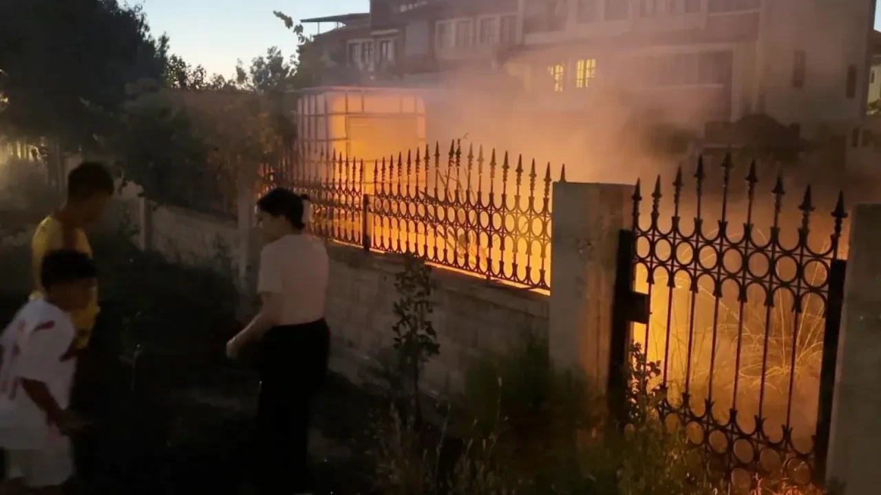 Kreş bahçesinde yangın çıktı: Çocuklar ellerinde bidonlarla alevlere savaş açtı