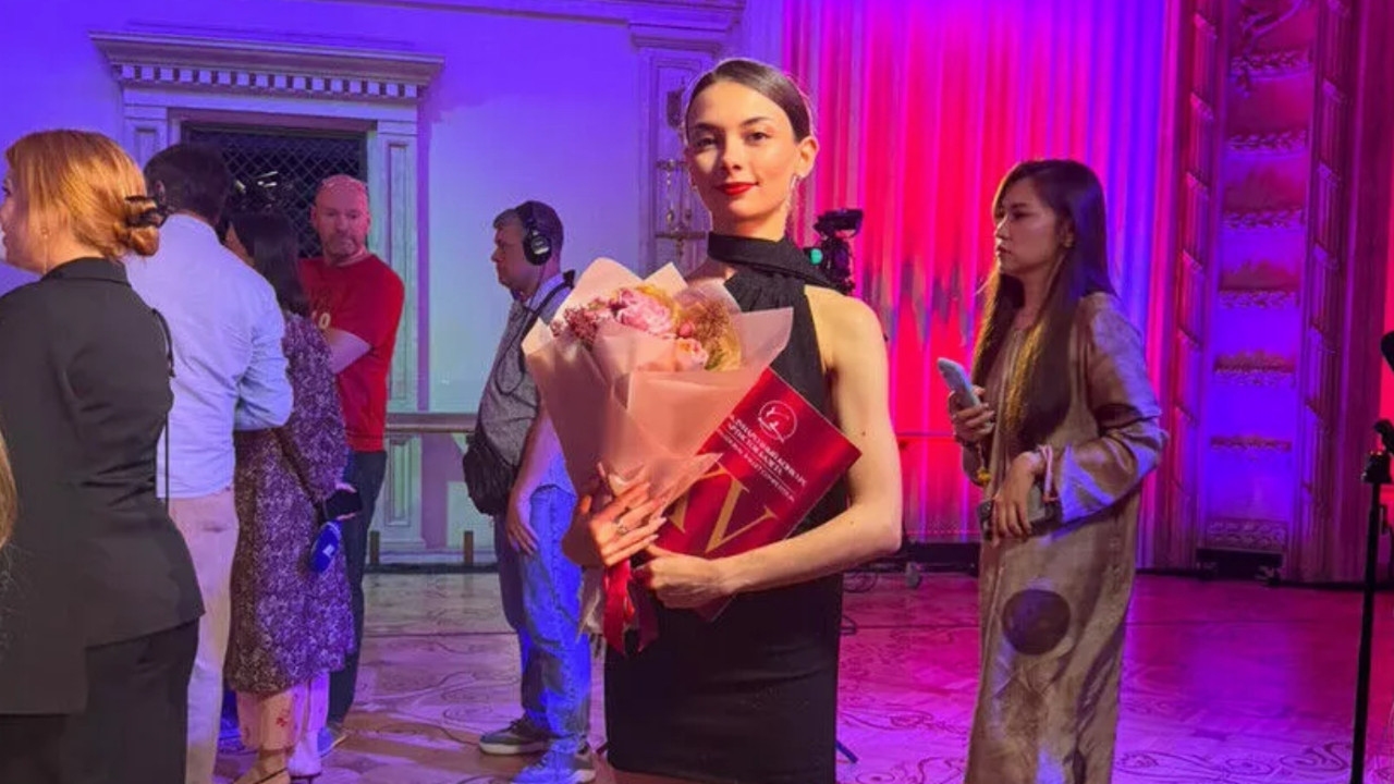 Türk balerin Nilay Tahiroğlu, Bolşoy Sahnesi'nde 'özel diploma' ile ödüllendirildi