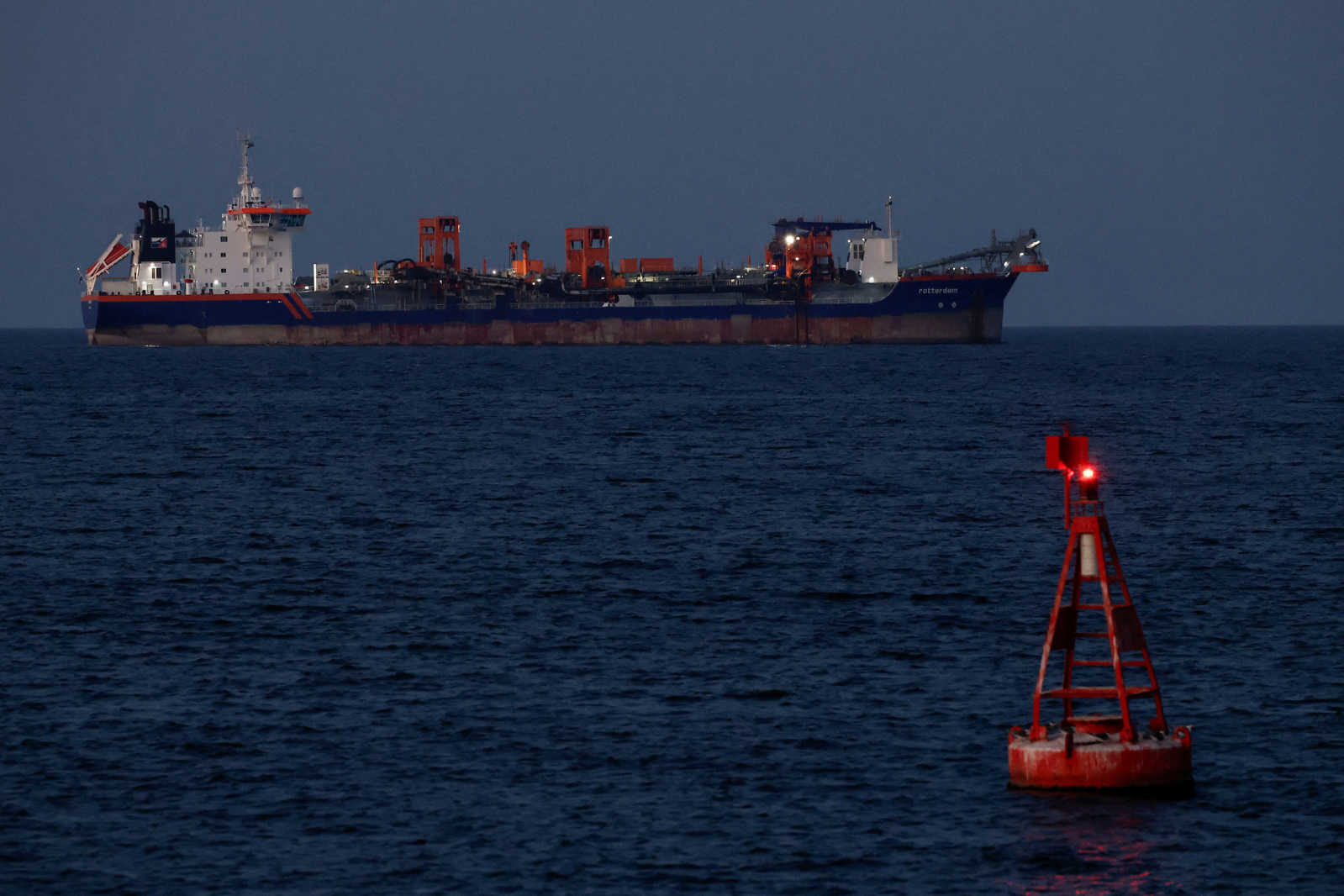 Hürmüz Boğazı'nda mayına çarpan tankerde patlama