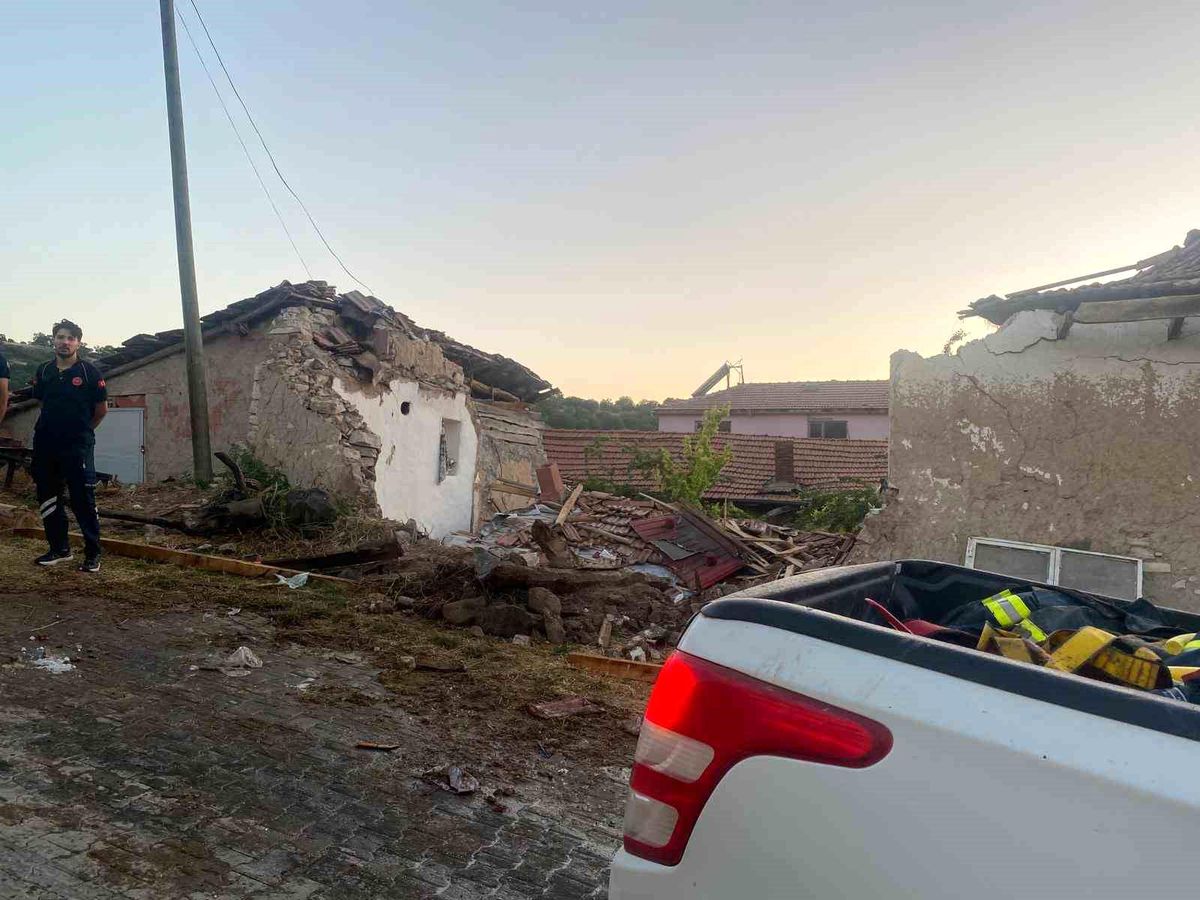 Eskişehir'de yangından dönen itfaiye aracı eve çarptı: 3 itfaiye eri yaralı