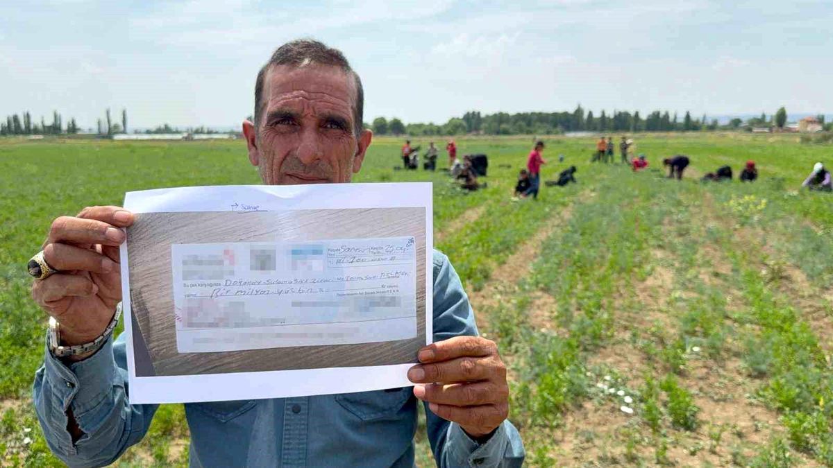 Tarla sahibinin verdiği çek sahte çıkınca işçilerin parasını ödemek için aracını sattı