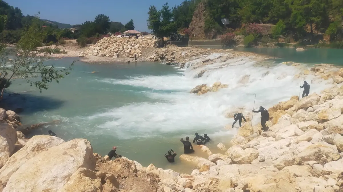 Antalya'da çayda kaybolan genç aranıyor