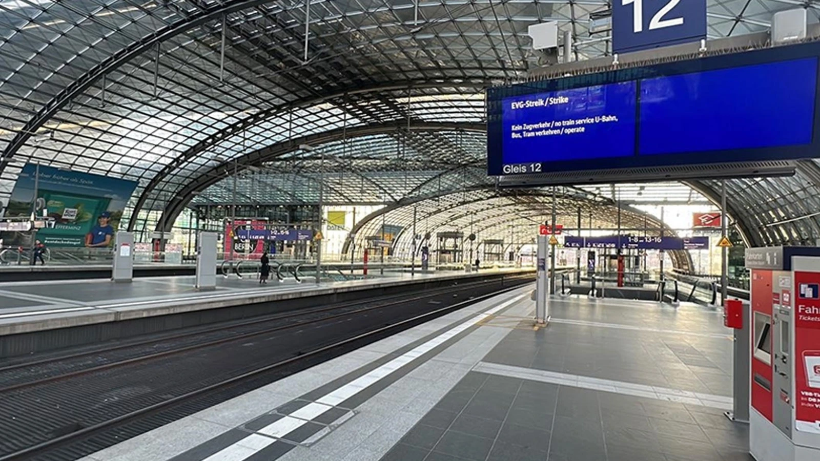 Almanya'da telsiz arızası nedeniyle ülke genelinde tren seferleri durduruldu