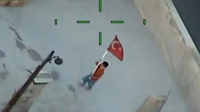 Polis helikopterini Türk bayrağıyla selamladı