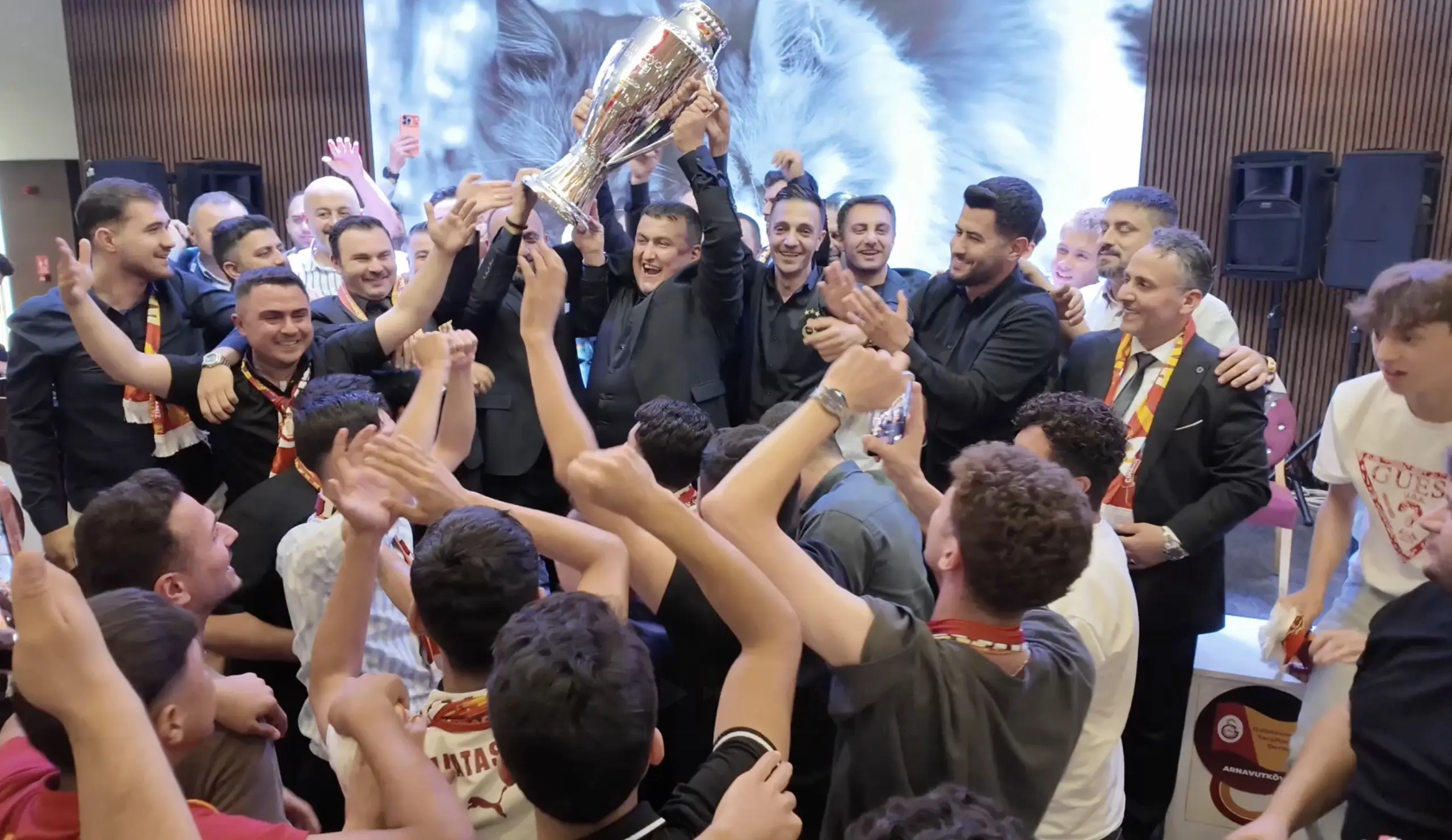 Arnavutköy'de Galatasaraylılar 26. şampiyonluğu kutladı