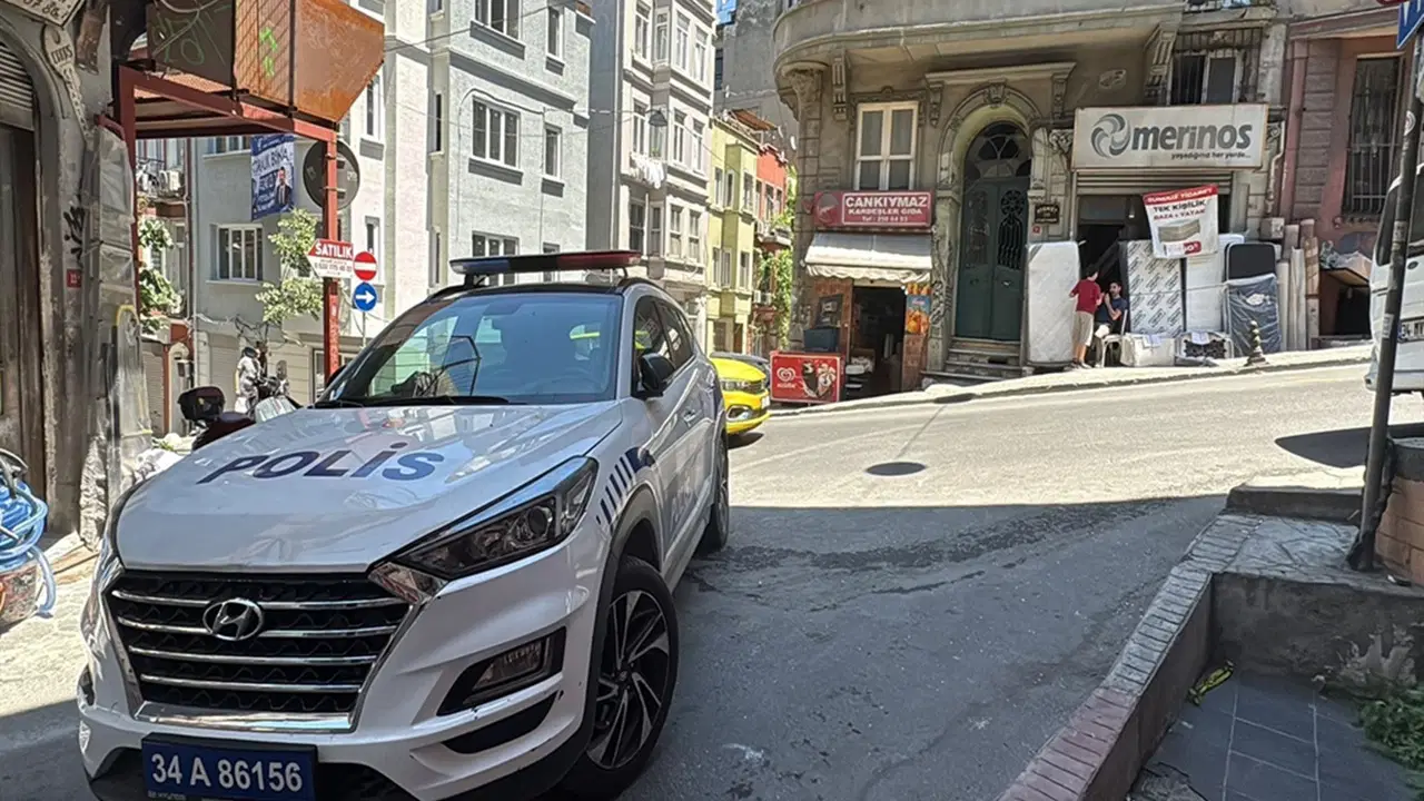 Beyoğlu'nda patlayıcıyla saldırı: Bina ve araçlarda hasar oluştu