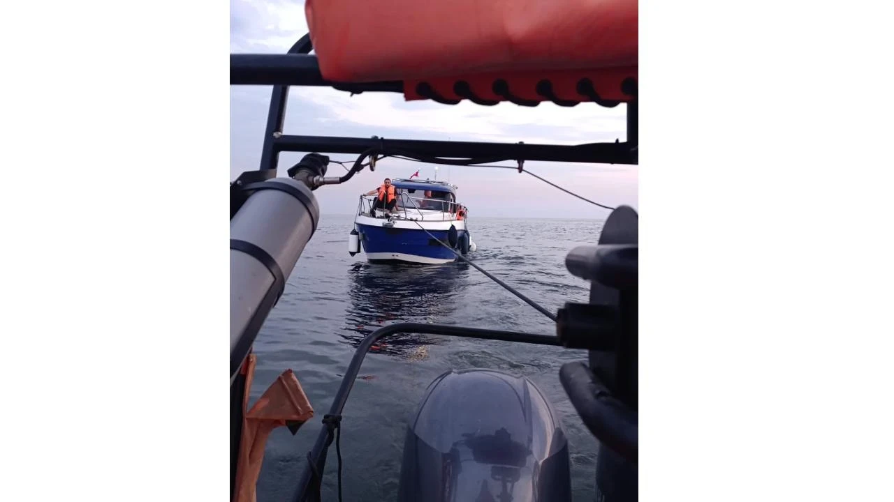 Beylikdüzü açıklarında makine arızası yapan tekne kurtarıldı