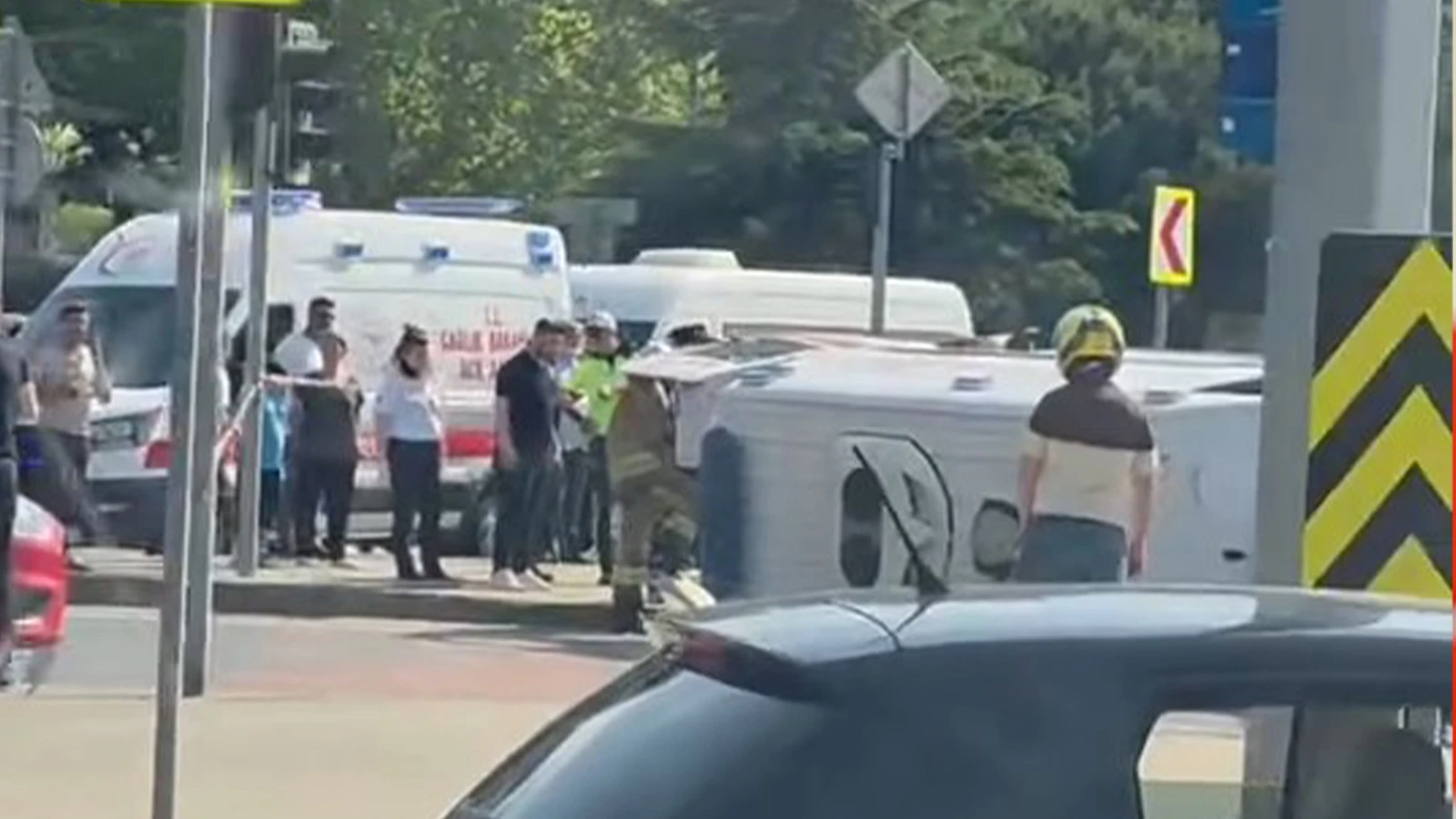 Kağıthane'de ambulans devrildi; 4 yaralı