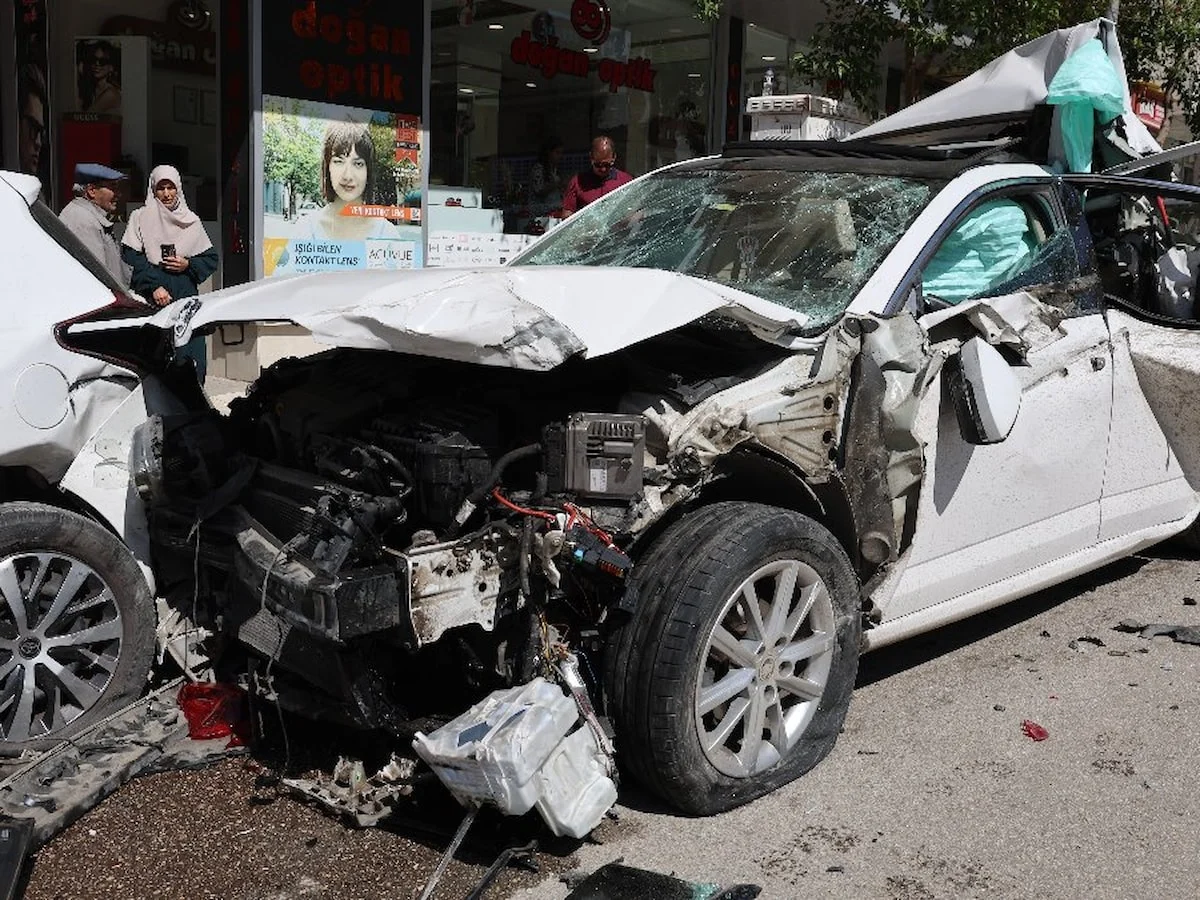 Elazığ'da freni patlayan kamyon caddeyi savaş alanına çevirdi: 10 araç zarar gördü