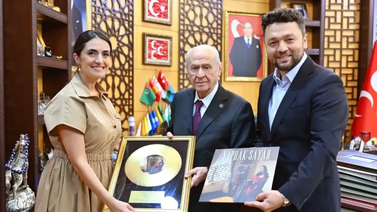 Sanatçı Yaprak Sayar’dan MHP Lideri Devlet Bahçeli’ye 'Altın Plak' takdimi