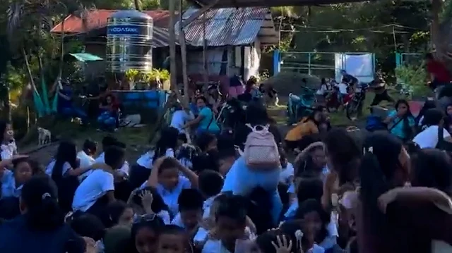 Filipinler’de 7,8 büyüklüğünde şiddetli deprem: Bayrak törenindeki öğrenciler ayakta durmakta zorlandı
