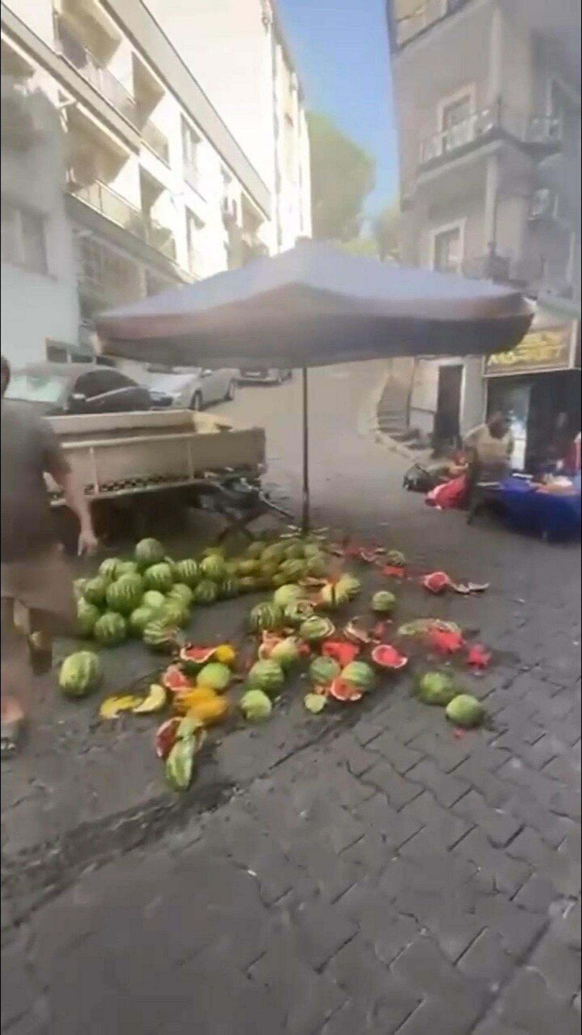Karpuzları ezilen esnaf: Nezaketle söylese yardımcı olurdum