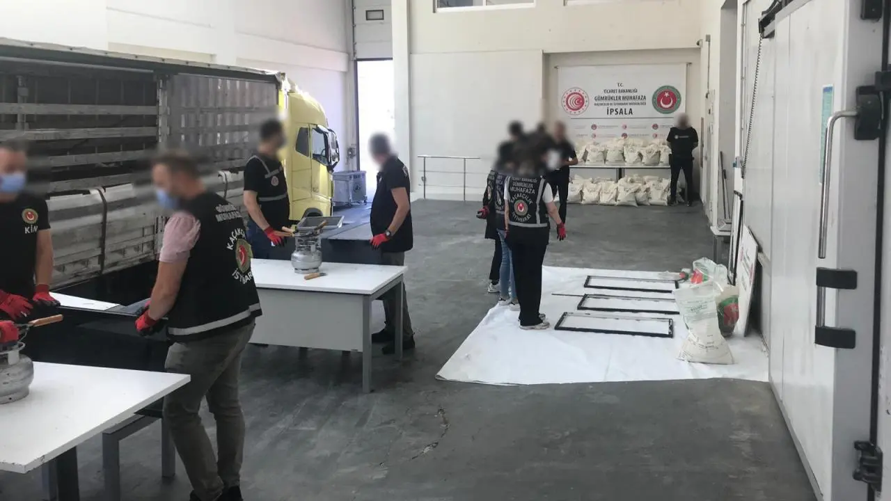Sınırda nefes kesen operasyon! Tırdaki yükün içerisine gizlenmiş