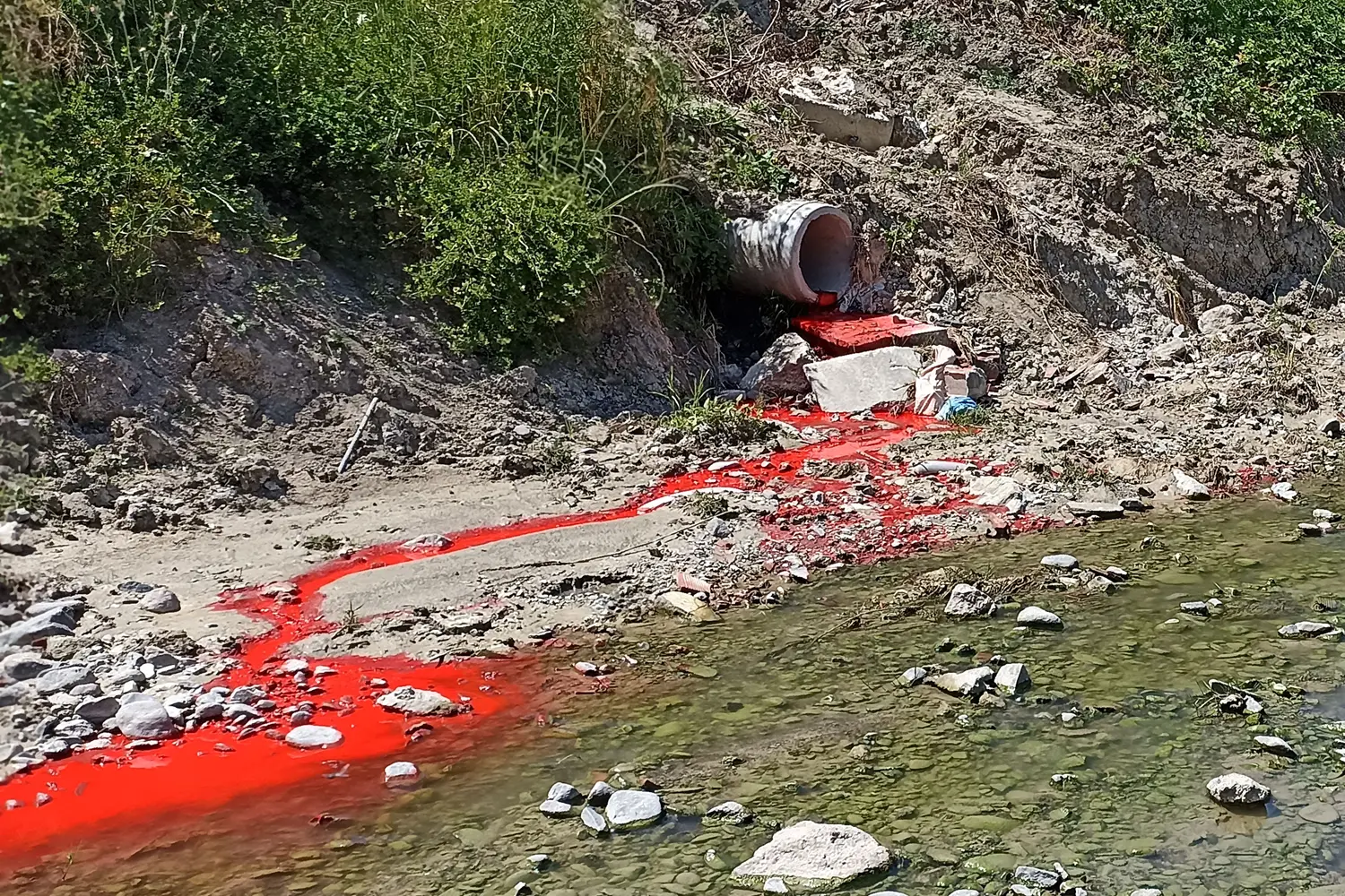 Savcılık harekete geçti! Kırmızı akan dere sonrası gerçek ortaya çıktı