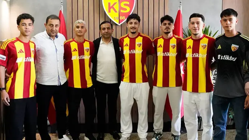 Kayserispor 6 futbolcu ile profesyonel sözleşme imzalandı