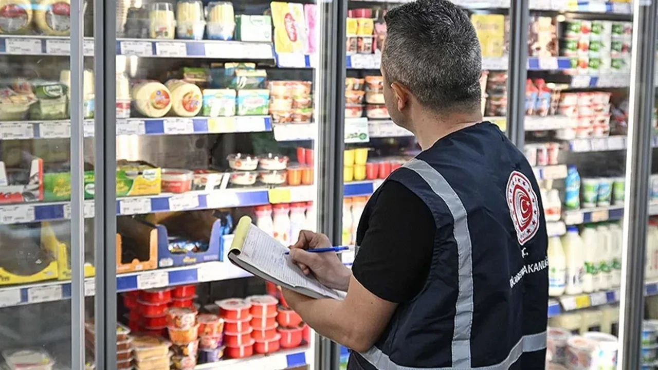 Hileli gıdaları piyasaya süreceklerdi, tarihi geçmiş yaklaşık 1,2 ton ürüne el konuldu