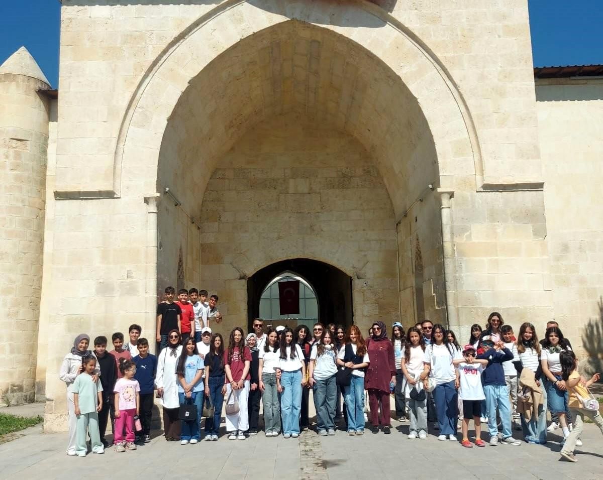 Öğrenciler Mamahatun Türbesi ve Kervansarayı'nı yerinde inceledi