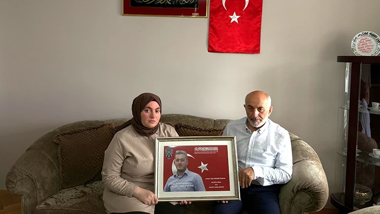 Alçısını söküp darbecilere karşı duran şehidin eşi: Bize gururlu bir gün bıraktı