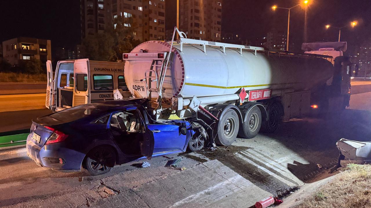 Adana’da otomobil tıra çarptı: Baba öldü, 2 çocuğu yaralandı