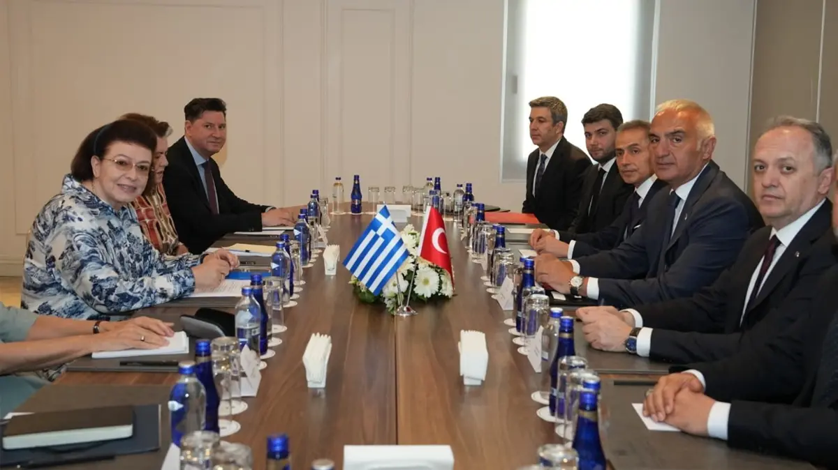 Ege'nin iki yakasından ortak imza: Bakan Ersoy ve Mendoni işbirliği bildirisini imzaladı