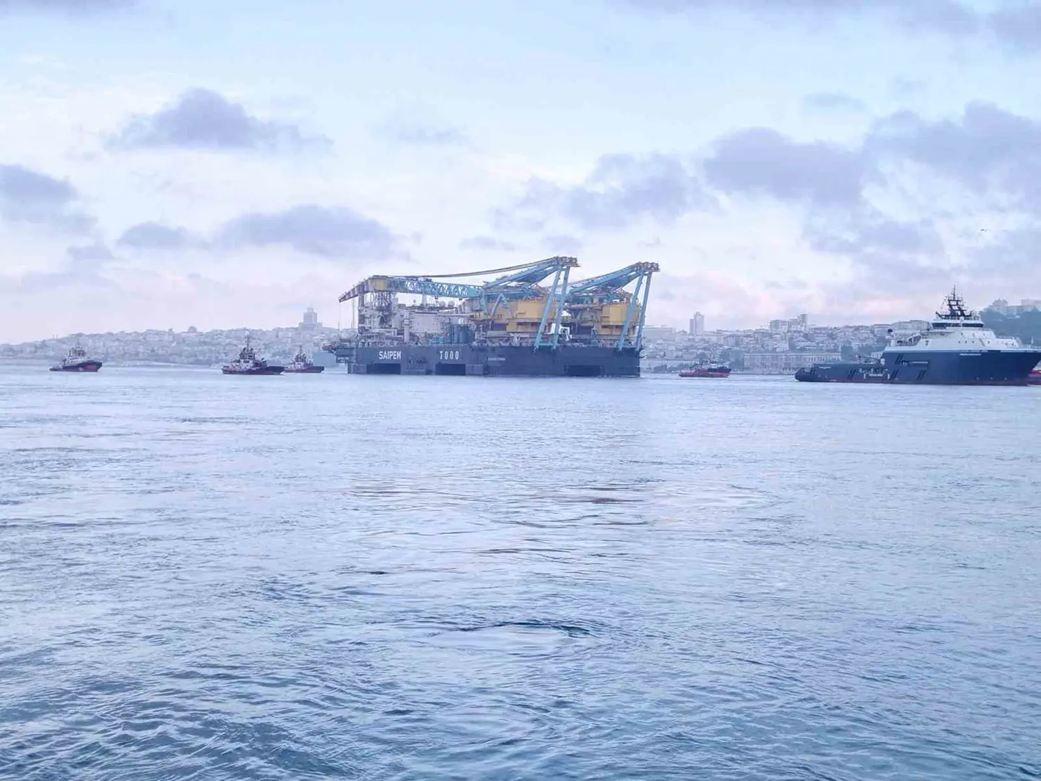 İstanbul Boğazı'nda 'Saipem 7000' geçişi