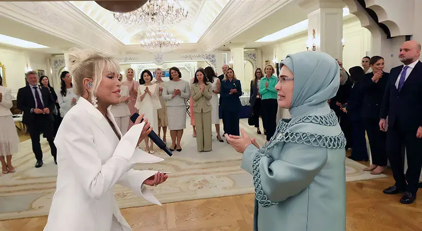 Süperstar şarkılarını First Lady'ler için söyledi